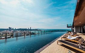 Central Pattaya - Infinity Pool Condo Pattaya View